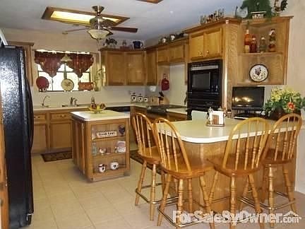 Kitchen 1 view : Kitchen island and breakfast bar