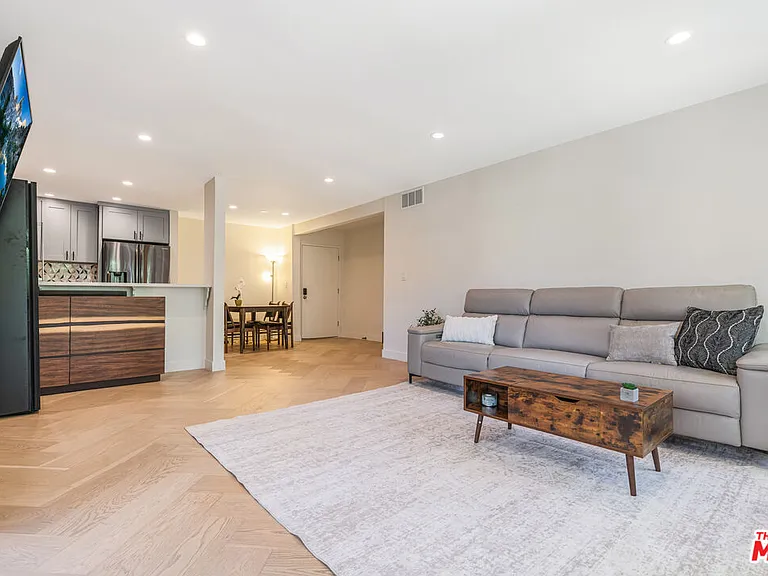 950 N Kings Rd #216 — Photo 4