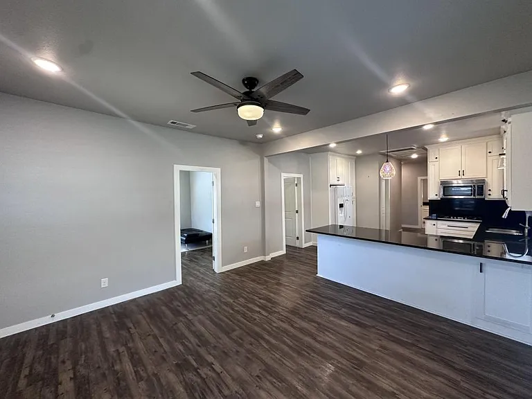 2903 Carpenter Ave — Photo 4