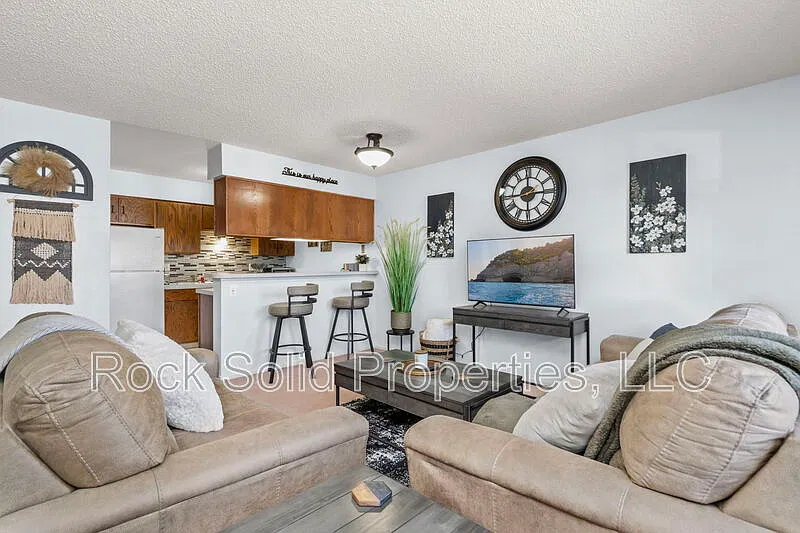 1502 Trent Ct — Photo 2