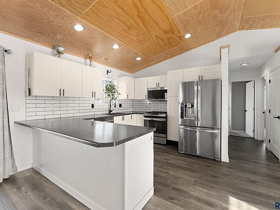 5th image of 421 N Cockatiel Ave