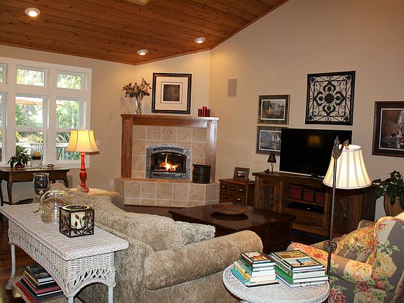 Gas log fireplace