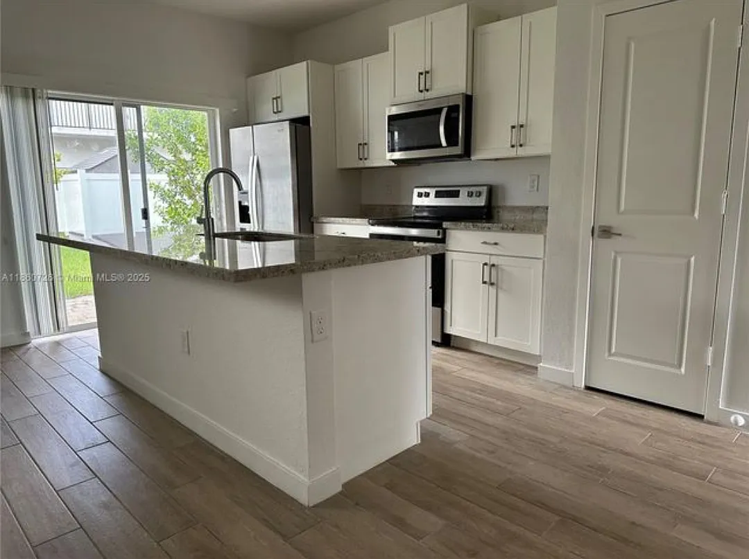 3 bed, 2.5 bath, 1628 sqft, $3,200 — Photo 3