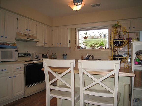 4th image of 5 Smallwood Ct