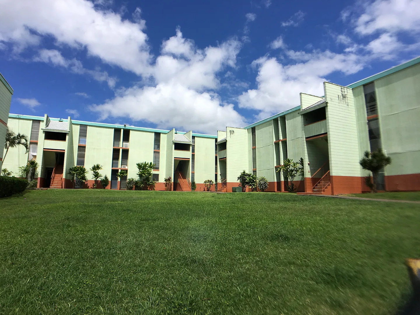 Recently Remodeled 2 Bedroom Ground Floor Apartment in "Lalawai Hale". — Photo 2