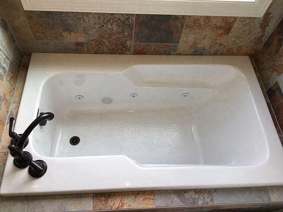 Master bathtub, its a jetted tub.