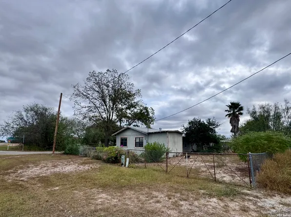667 N Glenn Ave, La Pryor, TX 78872