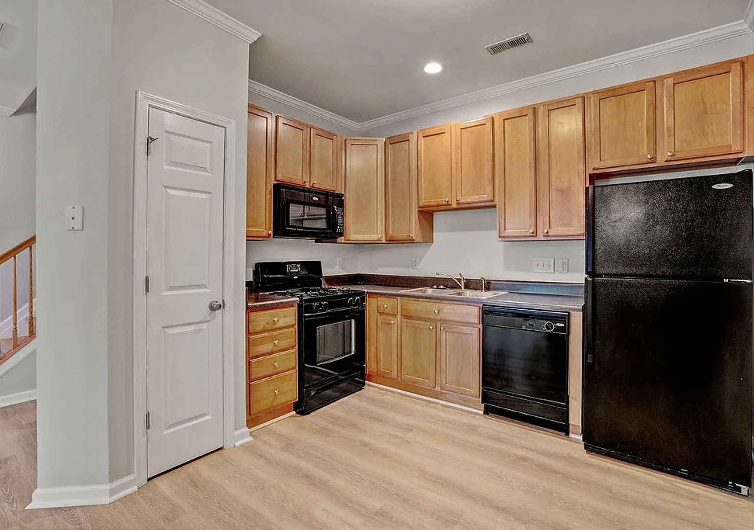 Available For Quick Move-In- New Paint-- Incentives Apply- $1000 Off First Month's Rent-See It To... — Photo 3