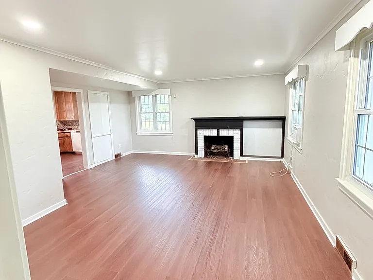 936 Owen St — Photo 4