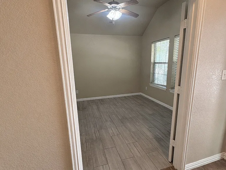 673 S Heights Dr — Photo 2