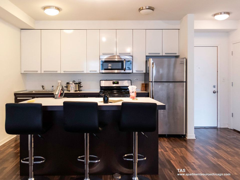 1st image of 1544 W Glenlake Ave APT 3B