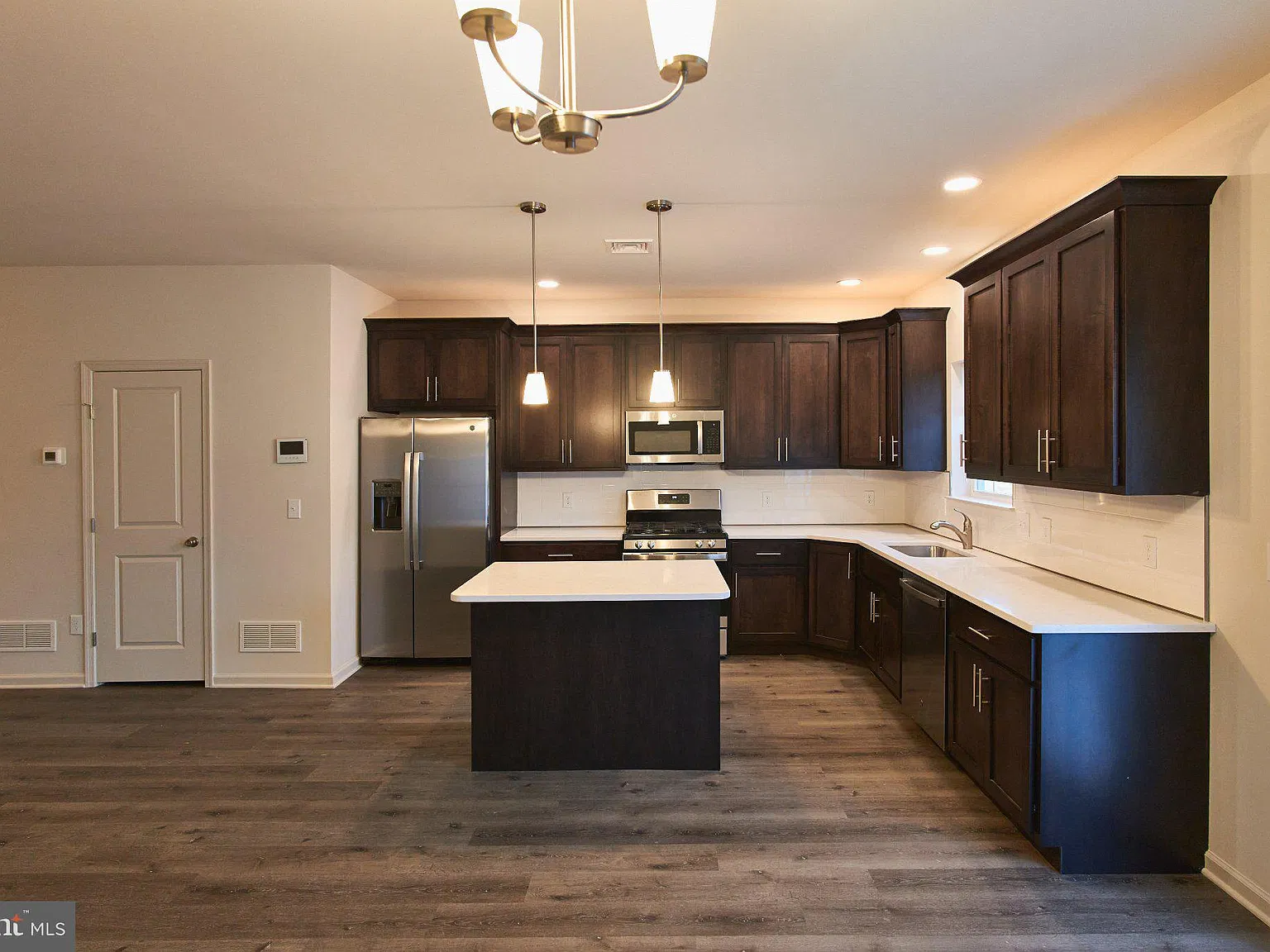 3 bed, 2.5 bath, 1962 sqft, $2,850 — Photo 3