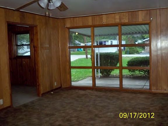 3rd image of 976 E Elm St