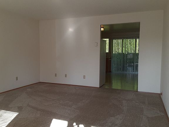 4th image of 735 2nd St NW #3