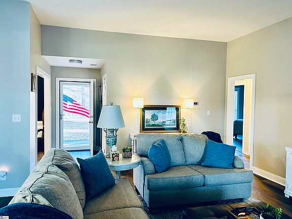 5th image of 106 Persimmon Ct