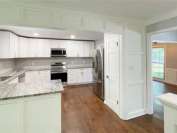 3rd image of 10020 Oakridge Dr