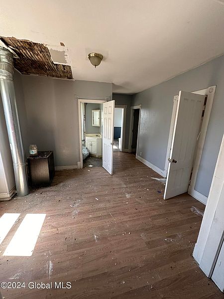 4th image of 18 Crockett Avenue
