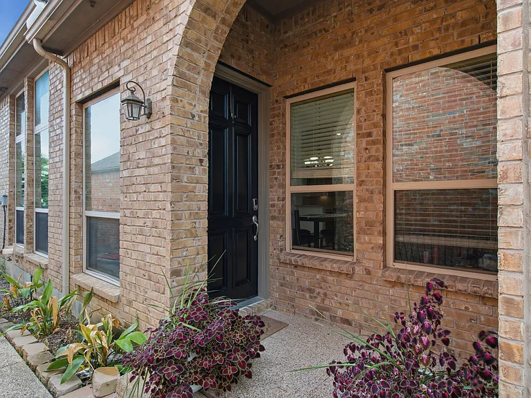 1028 Kaylie St — Photo 3