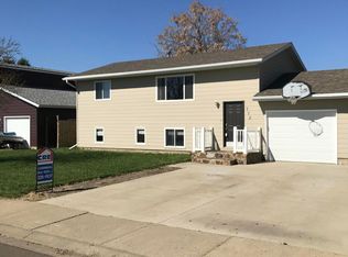 772 5th Ave SW, Dickinson, ND 58601