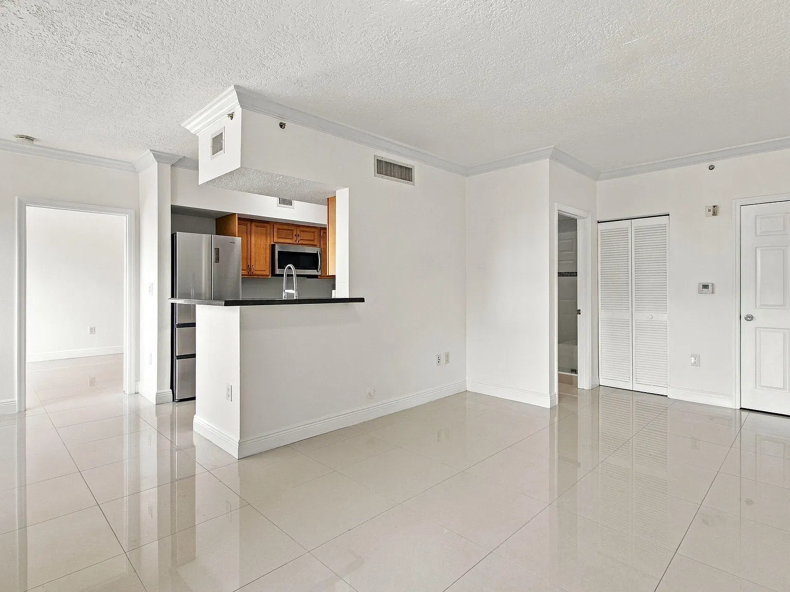 1 bed, 1.0 bath, 810 sqft, $2,000 — Photo 2