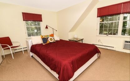  Master with en suite bath 