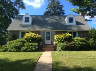 10 South Dr, New Hyde Park, NY 11040