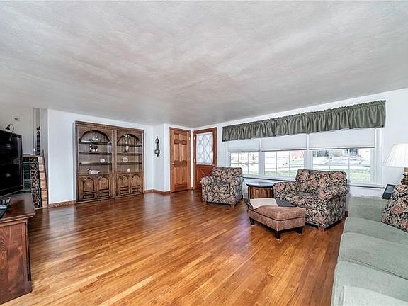 3rd image of 609 Courtview Dr