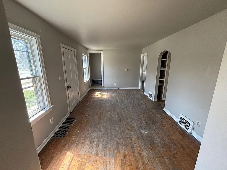 1216 W Mount Hope Ave — Photo 6