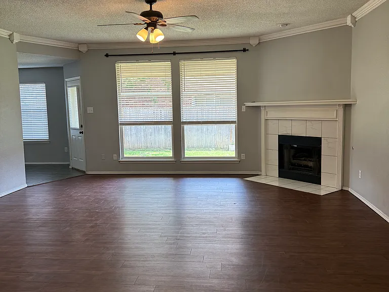 516 Lone Star St — Photo 2