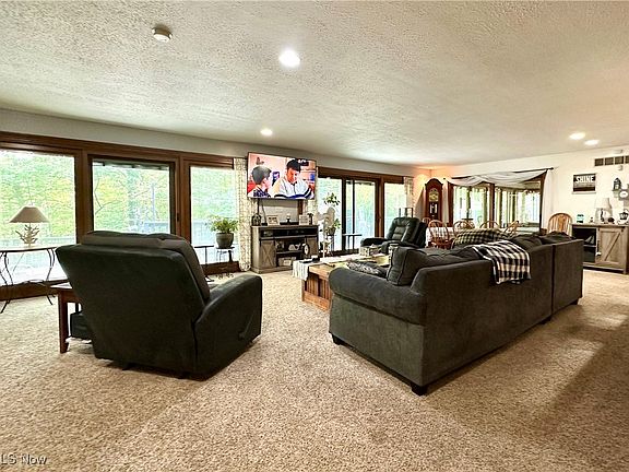 4th image of 700 Hidden Valley Dr NE