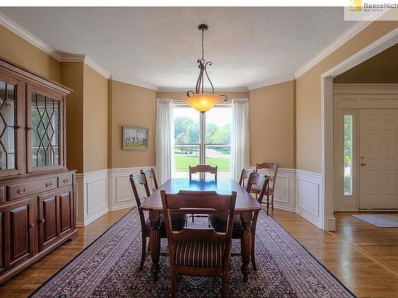 Spacious and pretty Dining Room!