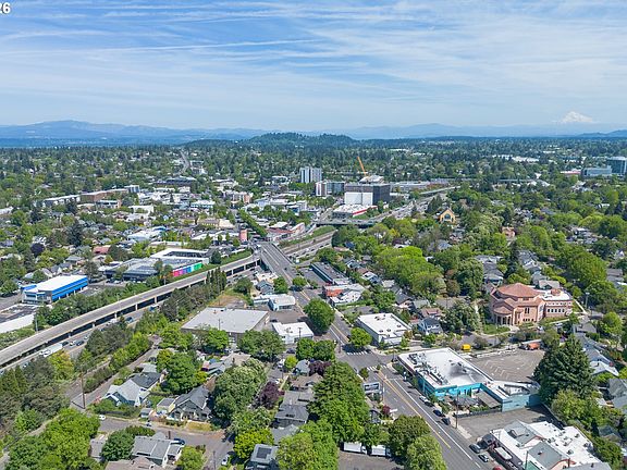 4th image of NE Clackamas St