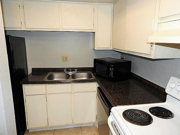 4th image of 708 Memorial Mews St #4