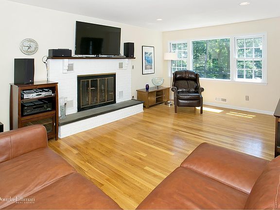 2nd image of 61 Pinebrook Dr