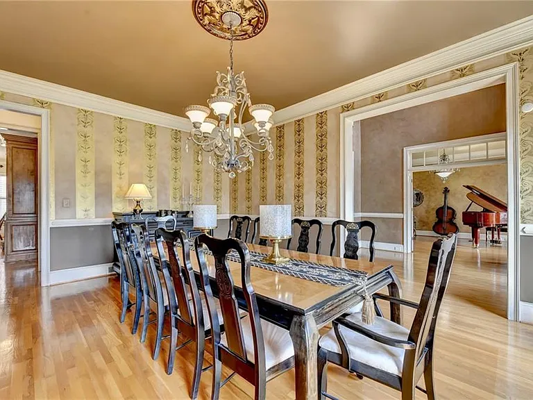 8910 Pinehurst Cv — Photo 17