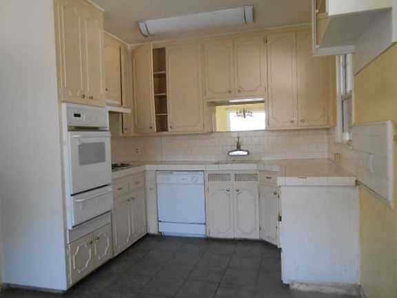 048-439623-kitchen-1-23198437.jpg