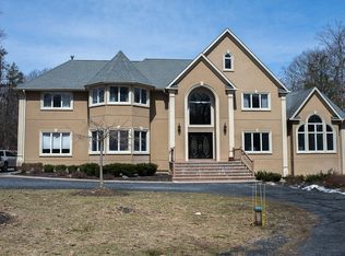 1098 E Mombasha Rd, Monroe, NY 10950