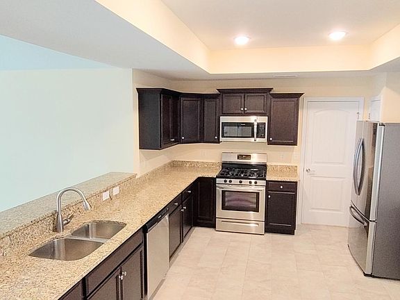 Big eat-in kitchen - angle 2