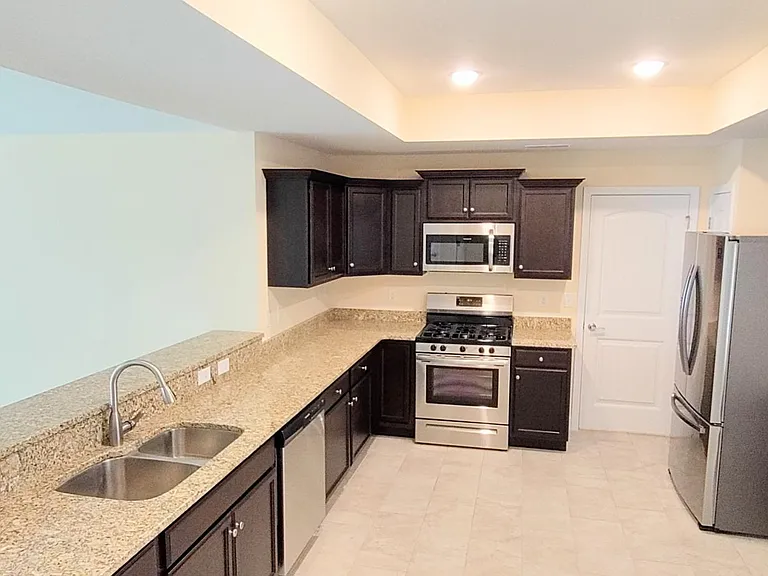 Big eat-in kitchen - angle 2