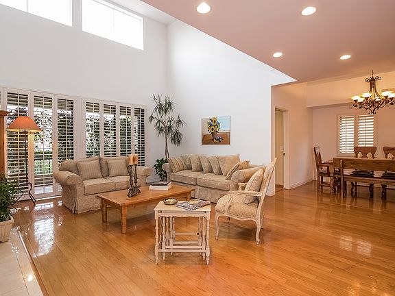 4th image of 621 S Barrington Ave APT 305