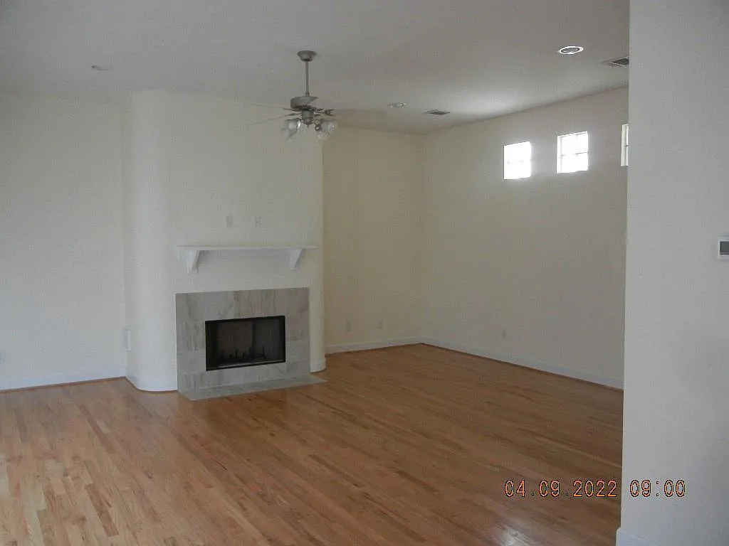 3 bed, 2.5 bath, 2089 sqft, $2,200 — Photo 3