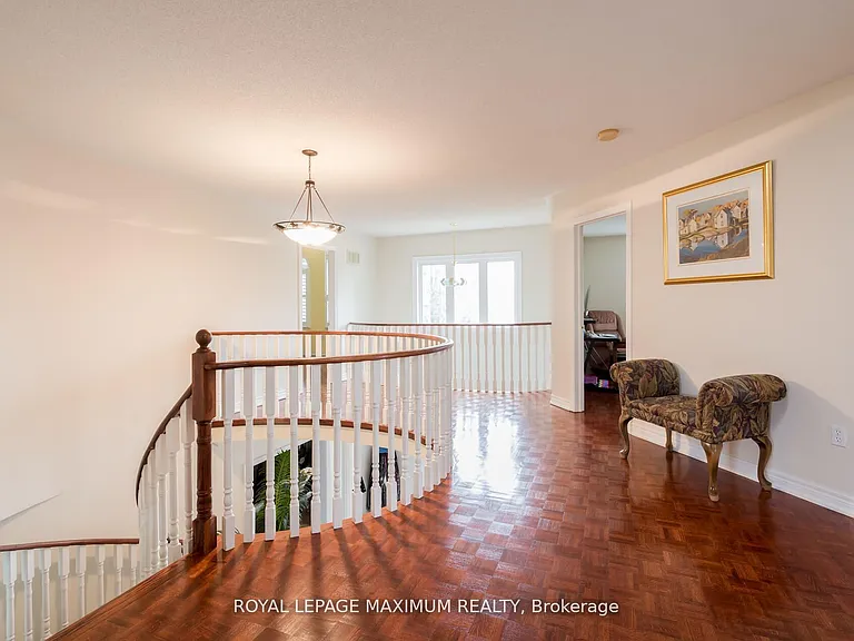 195 Gidleigh Park Cres W — Photo 12