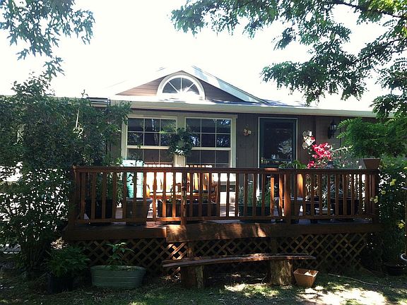 Big beautiful porch in front.