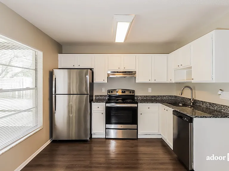 1024 Bridlewood Way — Photo 4