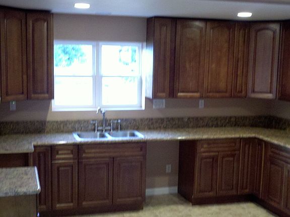 Kitchen w/granit & maple