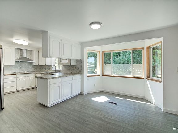 kitchen with eating area overlooking backyard>