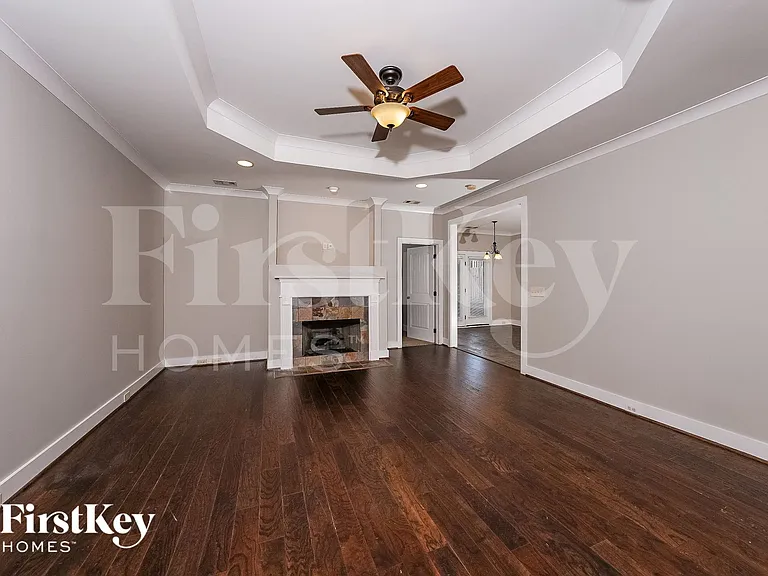 2044 Highview Way — Photo 2