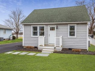 83 Beach Rd, Riverhead, NY 11901