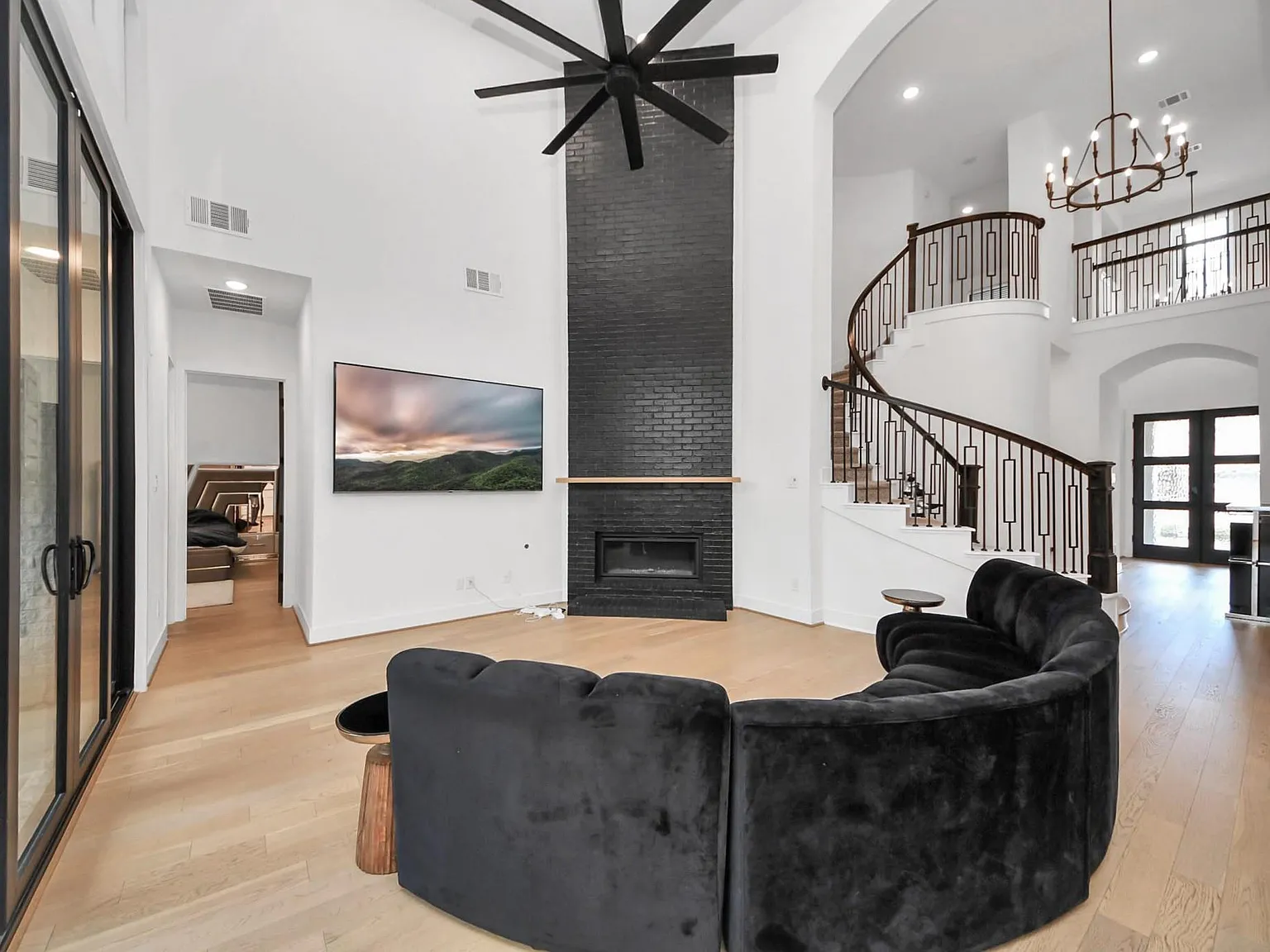 5 bed, 5.5 bath, 3816 sqft, $5,200 — Photo 3