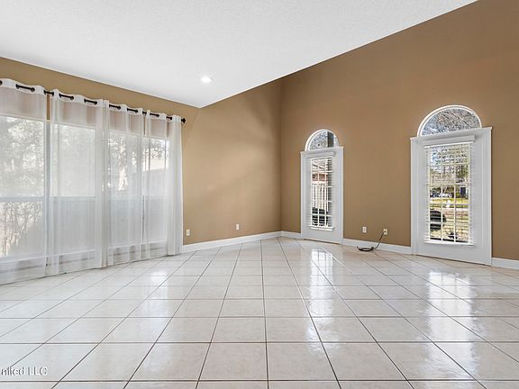 5th image of 805 Woodglen Dr